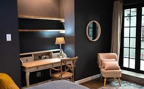 Comfortable 2-Bedroom Place With Indoor Fireplace